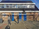 Plaatsing zonnepanelen (deel 2) op dak van kantine op zaterdag 28 januari 2023 (8/22)